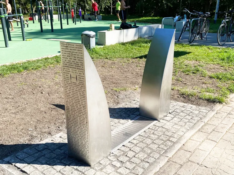 Ein Trinkwasserbrunnen an einem Fitnessparcours.